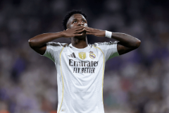 维尼修斯双响+造红牌！姆巴佩破门伤退，皇马3-1黄潜重返西甲第一