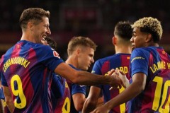 足坛悲喜一夜！巴萨1-2被巴黎绝杀，曼城2-2，哈兰德连场进球，阿森纳2-0