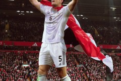 曼联续约马奎尔谈判细节揭秘！拉爵欲8万周薪签1年，马队降薪有底线